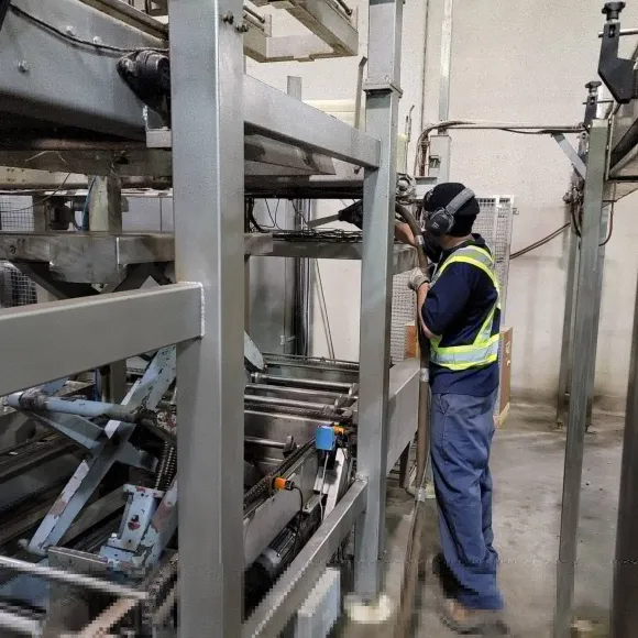 Food machine cleaning with dry ice