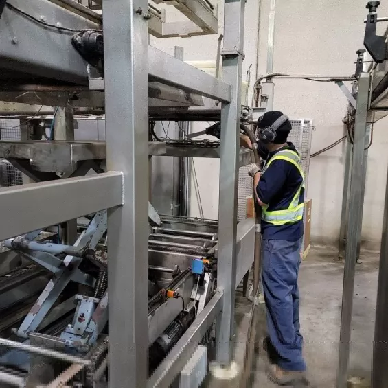 Food machine cleaning with dry ice