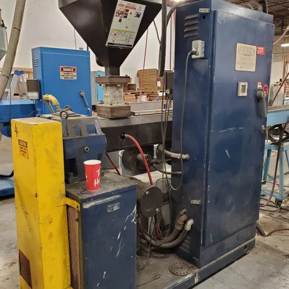 Plastic extruder machine sandblasting