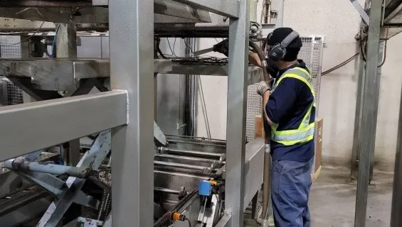 Food machine cleaning with dry ice